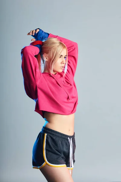 Junge, fitte Kämpferin macht Pause zwischen Training drinnen. — Stockfoto