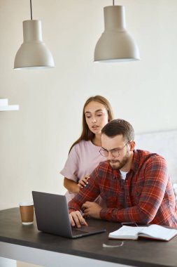 Neşeli, genç ve güzel bir çift otelde vakit geçiriyor.