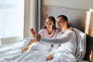 Mutlu genç aşıklar eğleniyor.