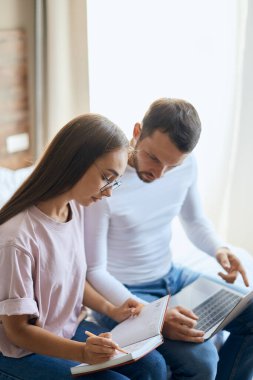 Tatil planlayan genç çift