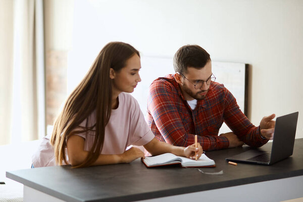 Веселые красивые молодые дома