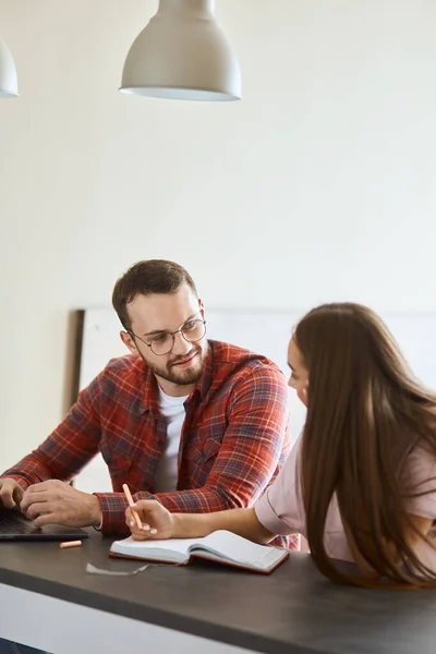 Close-up van jonge freelancers — Stockfoto