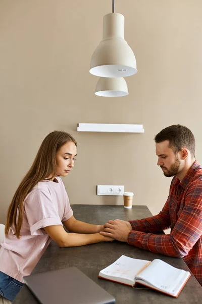 Verärgertes Paar sitzt am Tisch — Stockfoto