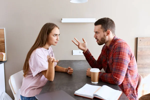 Portrait of young couple arguing at home — Stock Photo, Image