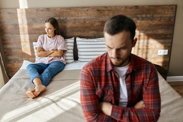 Mann und Frau im Schlafzimmer beleidigt — Stockfoto