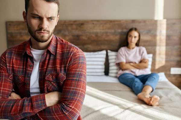 Mann und Frau im Schlafzimmer beleidigt — Stockfoto