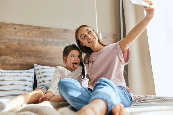 Enfant fille jouer avec jeune maman — Photo