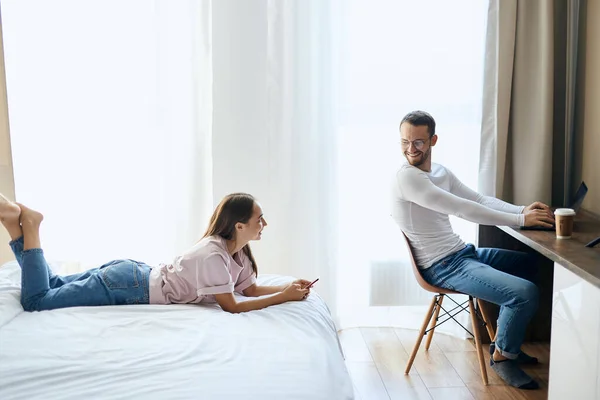 Beau pigiste travaillant dans la chambre — Photo