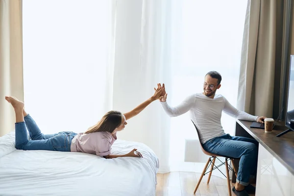 Coppia felice con laptop trascorrere del tempo insieme a casa — Foto Stock