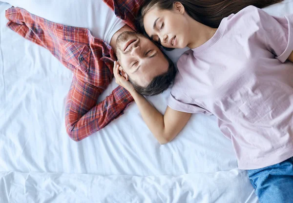 Jóvenes amantes disfrutando del tiempo juntos — Foto de Stock