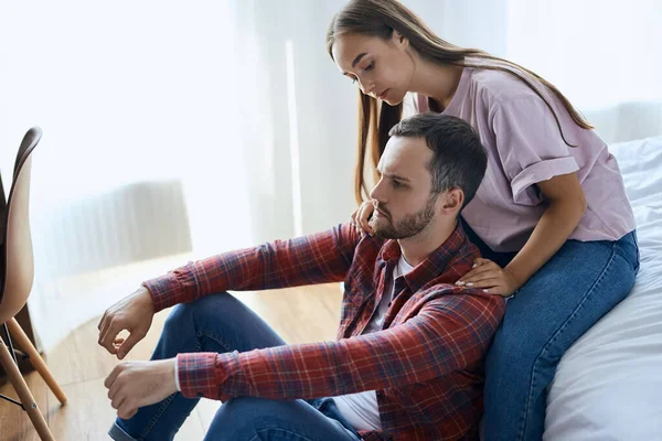 Jovem esposa apoiando marido chateado — Fotografia de Stock