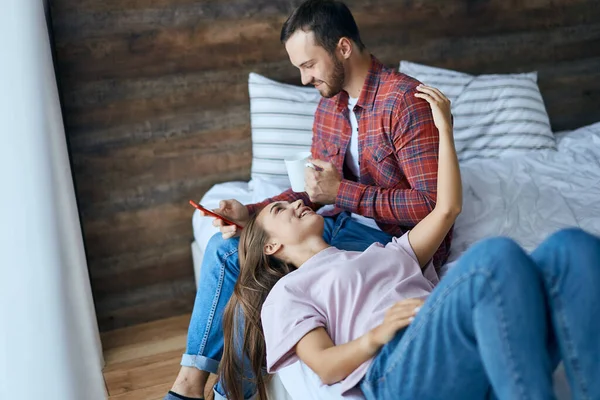 Feliz pareja amorosa disfrutando del tiempo juntos —  Fotos de Stock