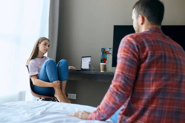 Pareja joven hablando en el dormitorio — Foto de Stock