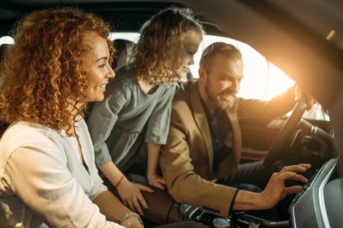 Mutlu Kafkas ailesi artık yeni arabanın sahipleri.