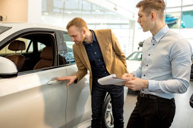 yakışıklı bir danışman ve galeride bir müşteri.