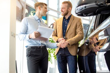 yakışıklı bir danışman ve galeride bir müşteri.