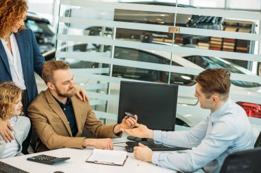 Mutlu bir beyaz aile satın almadan önce bir belge imzalar.