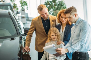 iyi niyetli danışman ve galerideki müşteri