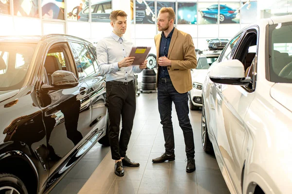 cars salesman talk about advantages of car