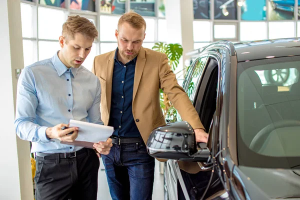 Yakışıklı, cana yakın bir danışman arabanın özellikleri ve avantajları hakkında konuşuyor.