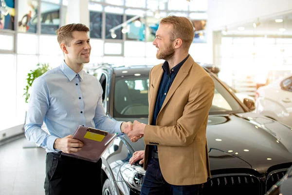 yakışıklı bir danışman ve galeride bir müşteri.