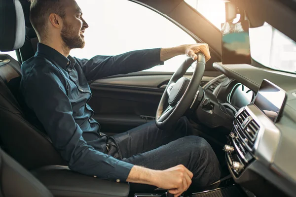 Mutlu beyaz adam bayilikten alım yapmış.