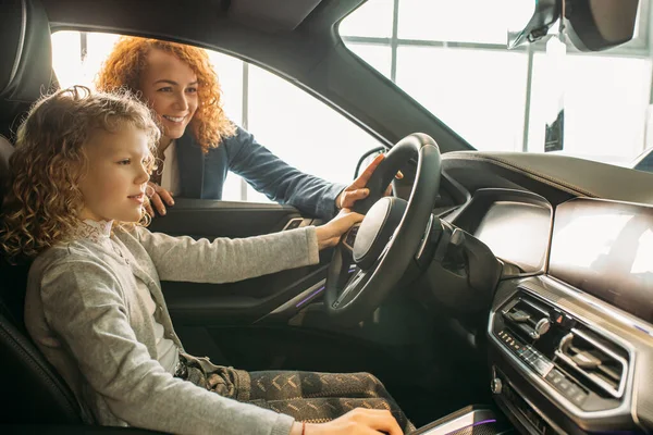 Madre e hija quieren comprar coche nuevo — Foto de Stock