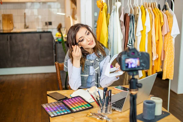 Blogcu kadın kamerada makyaj yapıyor