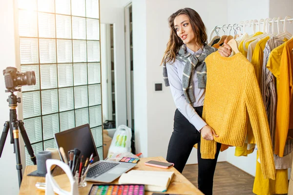 Genç beyaz kadın bir günlüğüne yeni bir görünüm seç.