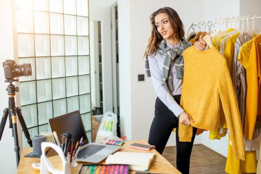 Genç beyaz kadın bir günlüğüne yeni bir görünüm seç.