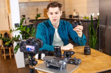 Blog fotoğrafçısı kamerada farklı DSLR sunuyor