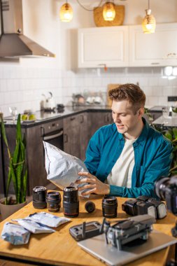 İnternet günlüğü habby.blog yazarı DSLR 'ı kamerada gösteriyor