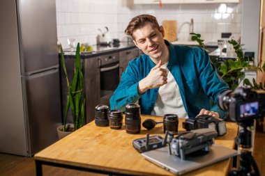 İnternet günlüğü habby.blog yazarı DSLR 'ı kamerada gösteriyor