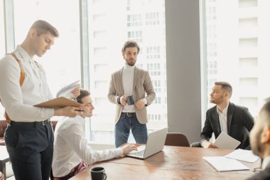 İş adamları ofiste konferans düzenliyor.