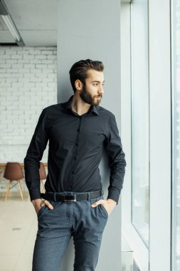 Yakışıklı iş adamı ofiste.