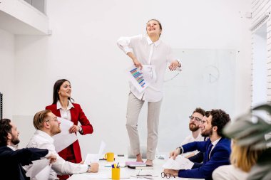 Başarılı iş ekibi işten sonra iyi eğlenceler.