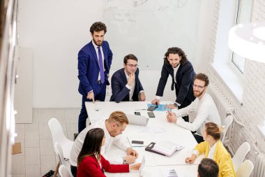 İş arkadaşları ofiste.