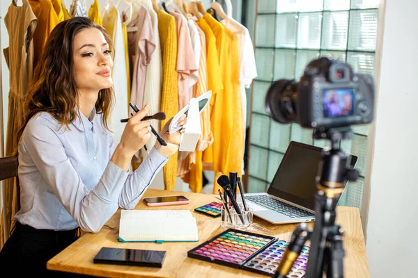 Женщина-блоггер делает макияж на камеру — стоковое фото