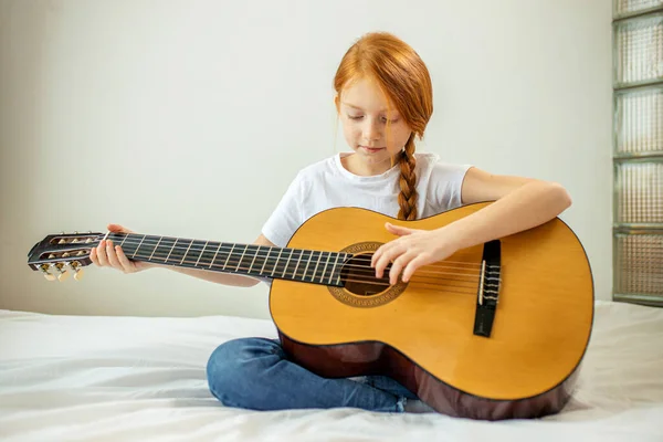 Pequeño caucásico chica jugar guitarra en cámara —  Fotos de Stock