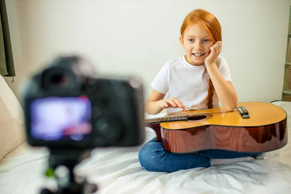 Lindo adorable niño blogger jugar guitarra —  Fotos de Stock