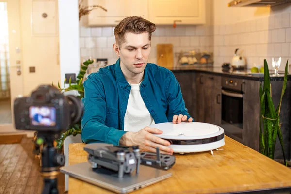 Bonito inteligente homem blogger apresentando dispositivo na câmera — Fotografia de Stock