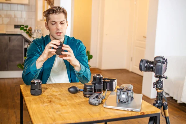 Blogger estudiando sus nuevas cámaras — Foto de Stock