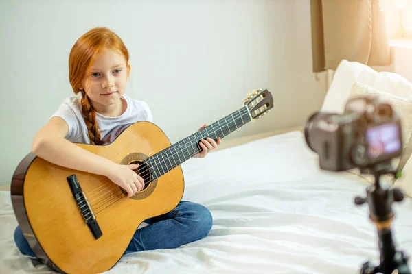 Pequeño caucásico chica jugar guitarra en cámara —  Fotos de Stock