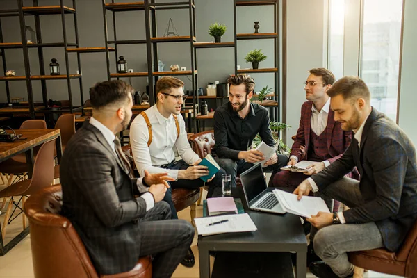 Positivt lagarbete för unga företagare — Stockfoto