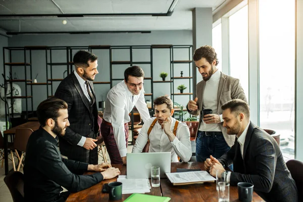 Affärsmän i tjänst — Stockfoto