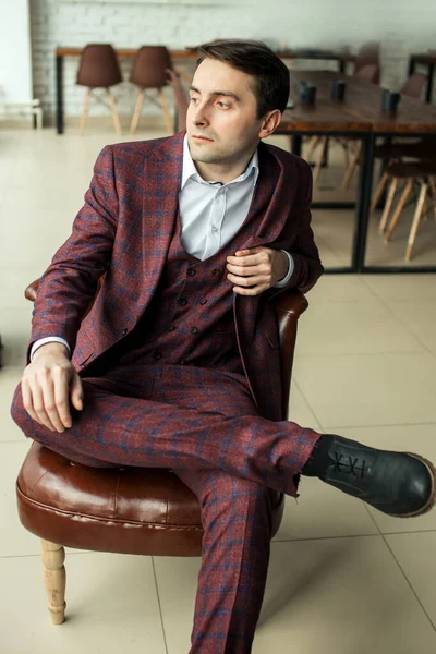 Hombre de negocios guapo con traje formal sentarse en la oficina —  Fotos de Stock