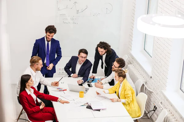 İş arkadaşları ofiste.