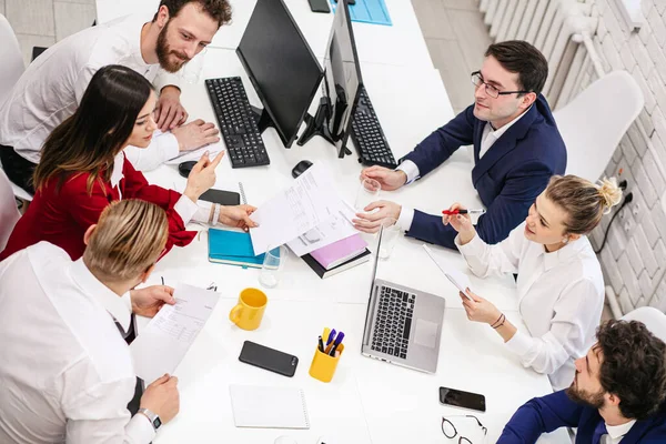 Jóvenes líderes empresariales reunidos en el cargo — Foto de Stock