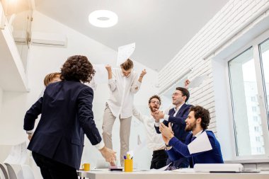 İş adamları başarılı bir işten sonra eğleniyor