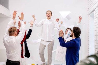 Genç iş adamları ofiste eğleniyor